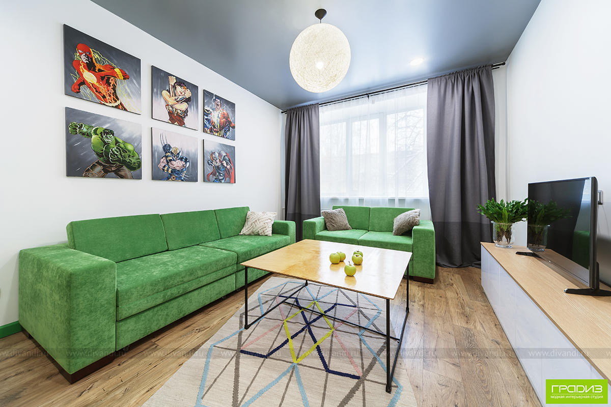 Купить однокомнатную квартиру в зеленом. Зеленый диван в интерьере. Гостиная с зеленым диваном. Салатовый диван в интерьере. Яркий диван в интерьере гостиной.